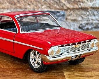 シボレー インパラ 1961 | 1/38スケール モデルカー | ダイキャスト
