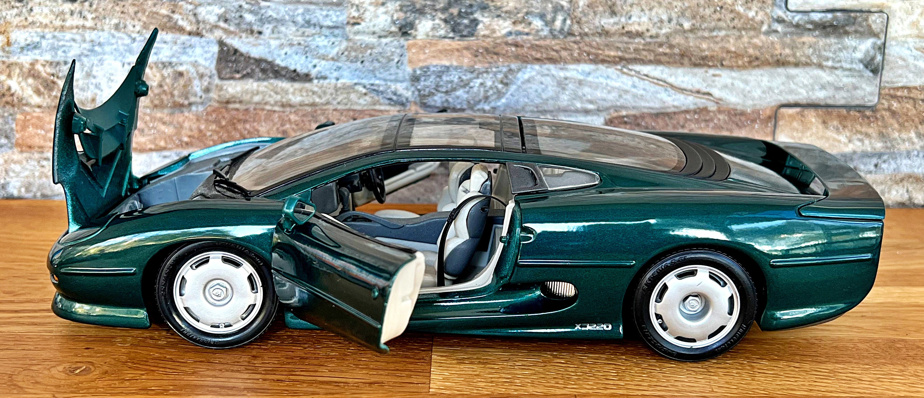 ジャガー XJ220 1992 | ヴィンテージ モデルカー | 1/18 スケール ジャガー XJ220 1992 | ヴィンテージ モデルカー | 1/18 スケール