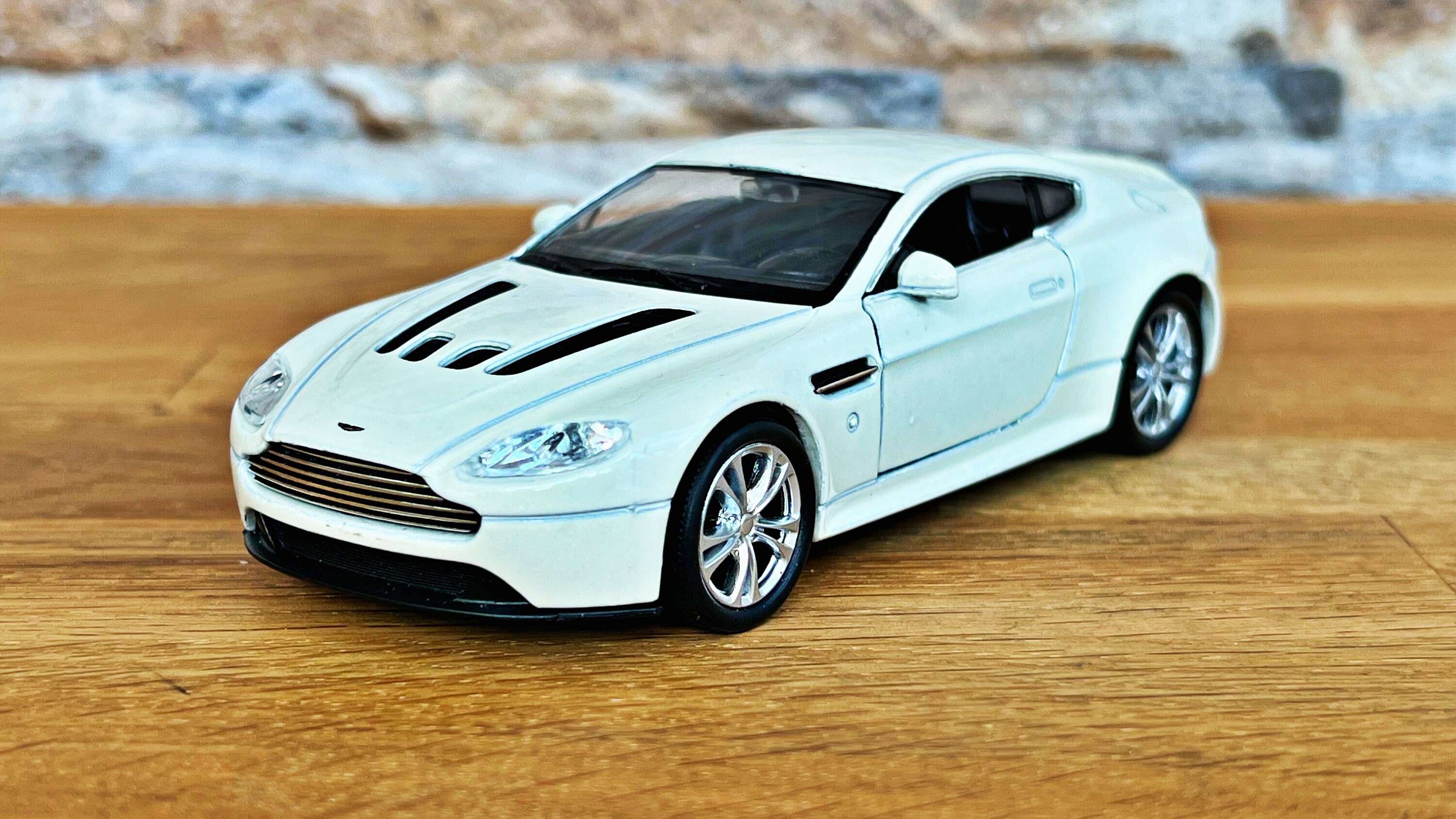 Aston Martin V12 Vantage Coupé Modellauto 1/36 Diecast Auto Modellauto im  Maßstab 1:36 Die Cast Auto Sammelobjekt Aston Martin -  Schweiz