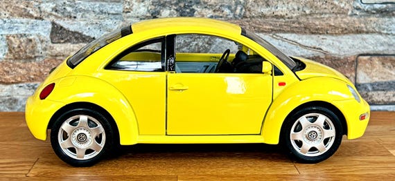 Volkswagen New Beetle 1998 | Vintage Model Car | 1/18 Scale Model