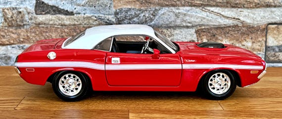 Dodge Challenger RT Coupe 1970 | 1:24 Diecast Car | 1/24 Scale