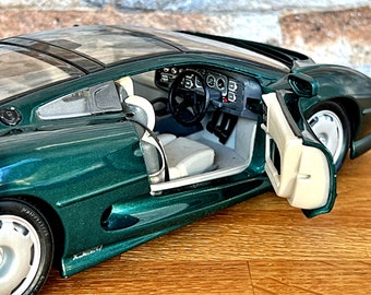 Jaguar XJ220 1992 | Vintage Model Car | 1/18 Scale Model Car | 1