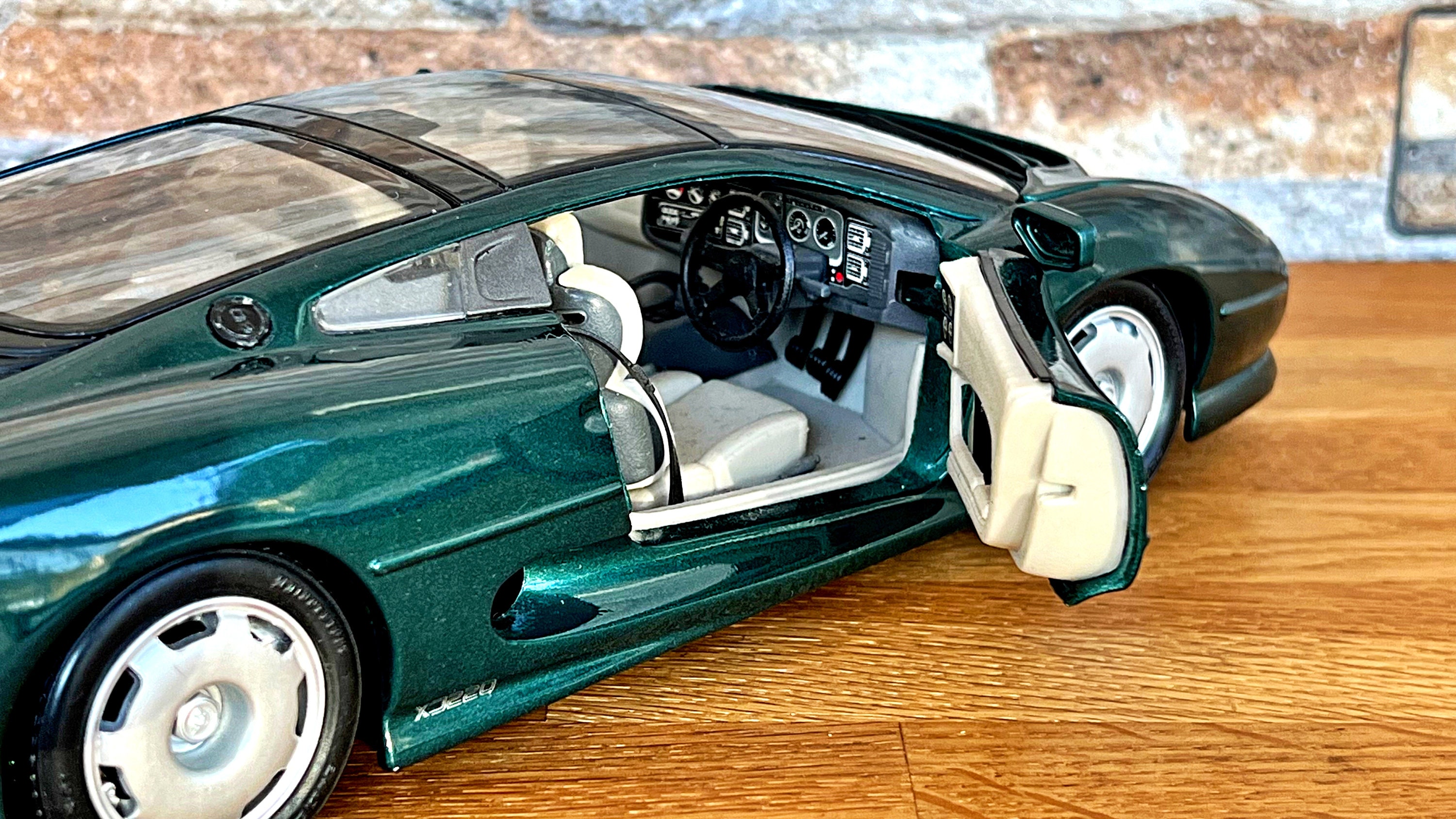 Jaguar XJ220 1992 | Vintage Model Car | 1/18 Scale Model Car | 1