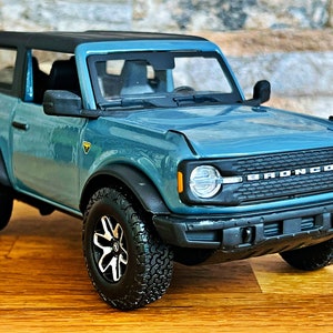 Ford Bronco Badlands 2021 | model car | scale 1/24 diecast car | 1/24 diecast collectible item | Ford Diecast