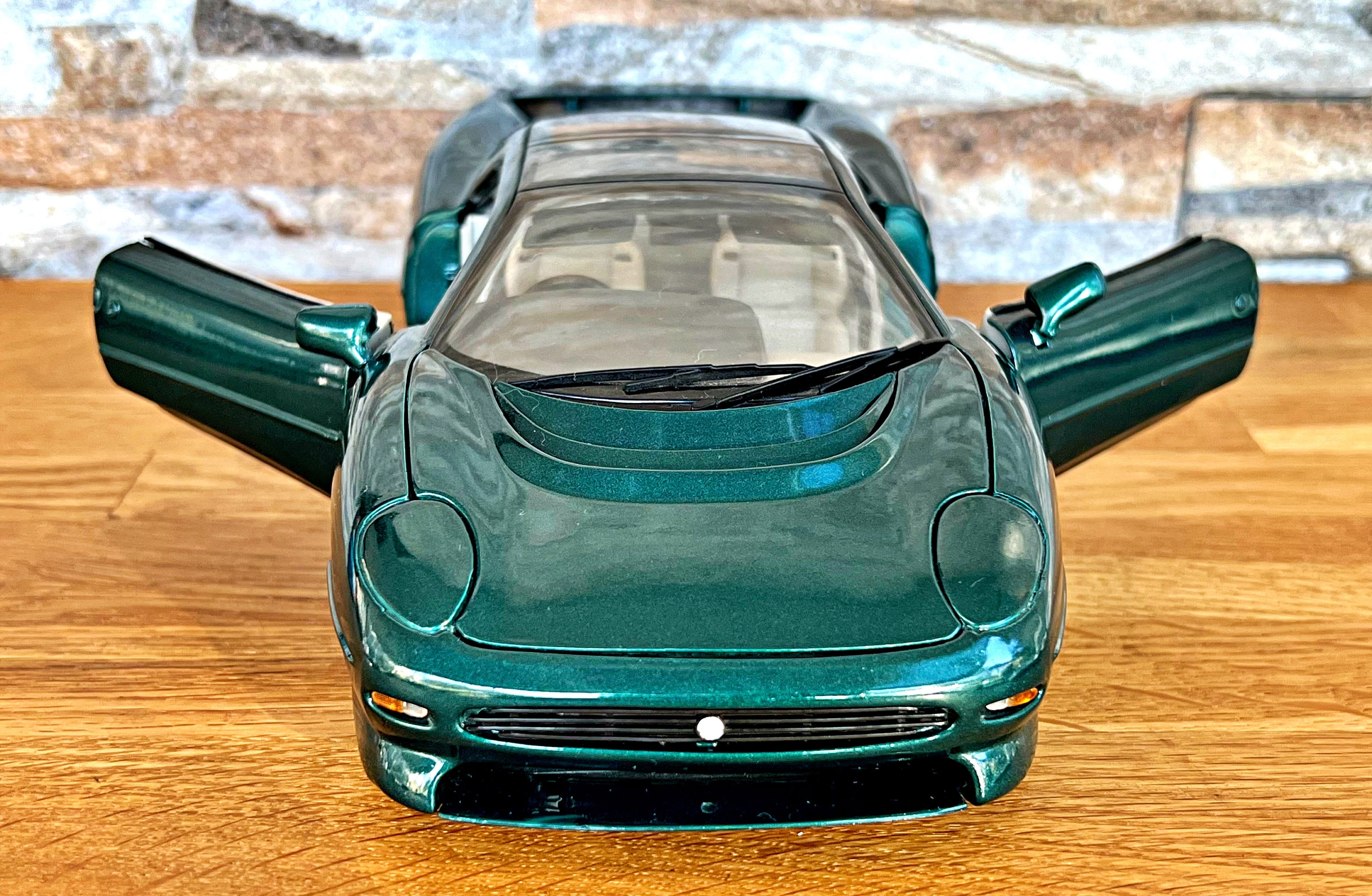 ジャガー XJ220 1992 | ヴィンテージ モデルカー | 1/18 スケール