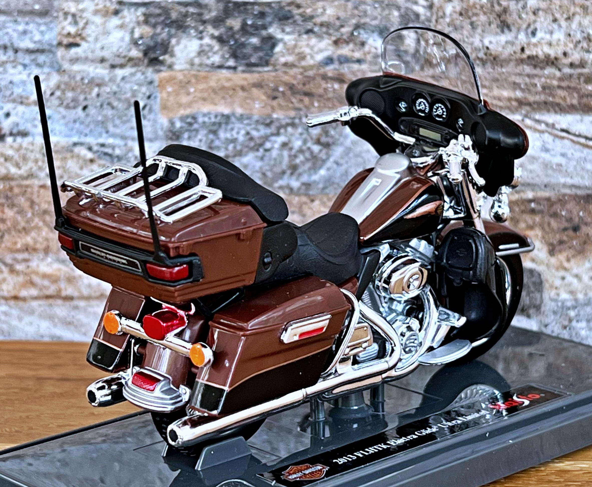 Harley Davidson 2013 FLHTK Electra Glide, 1/18 Skala Diecast