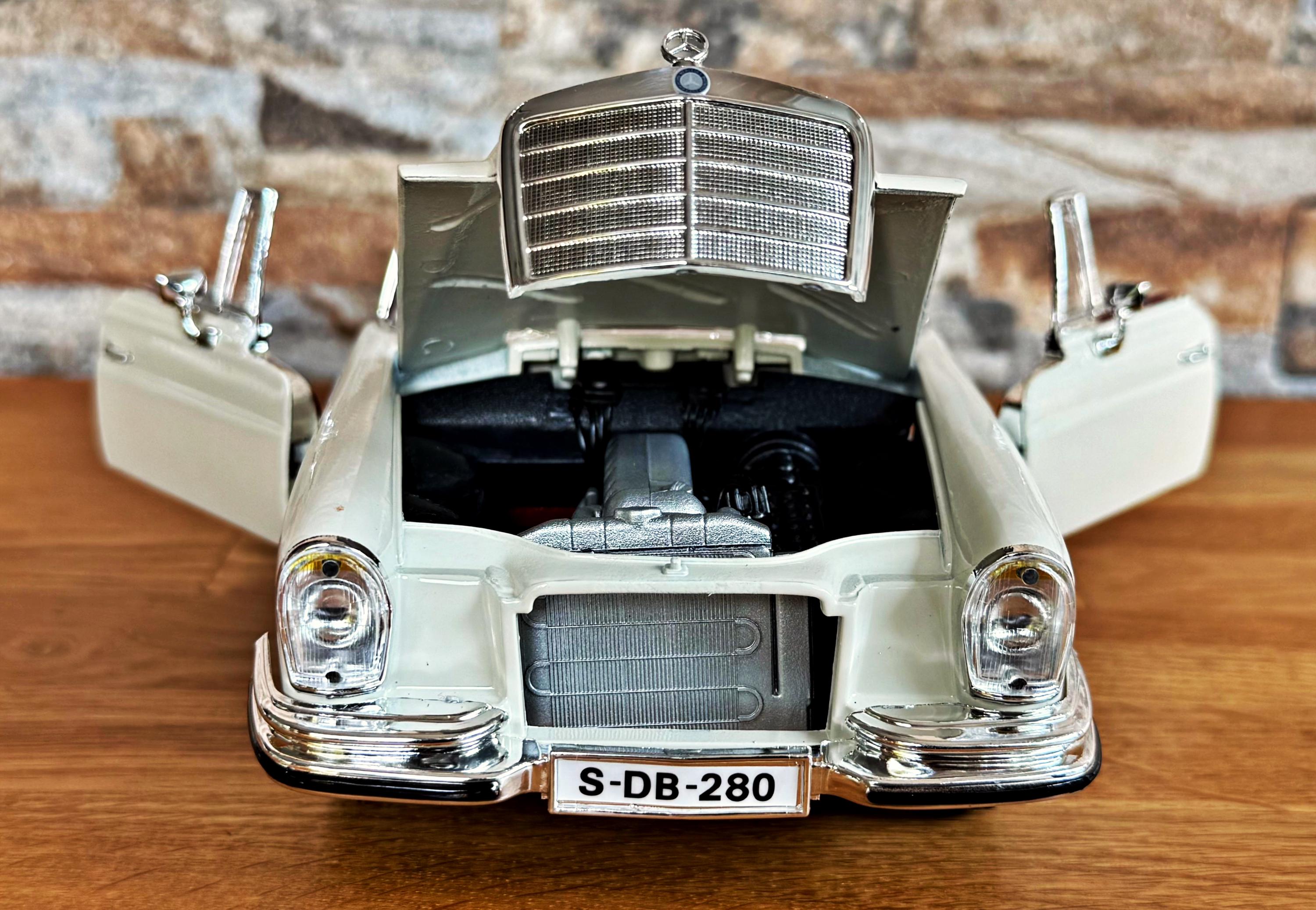 AUTOart 1/18 Mercedes-Benz 280 SE 希少モデル Mercedes Benz 280SE 1967 | 1/18 Scale Model Car | Diecast Car