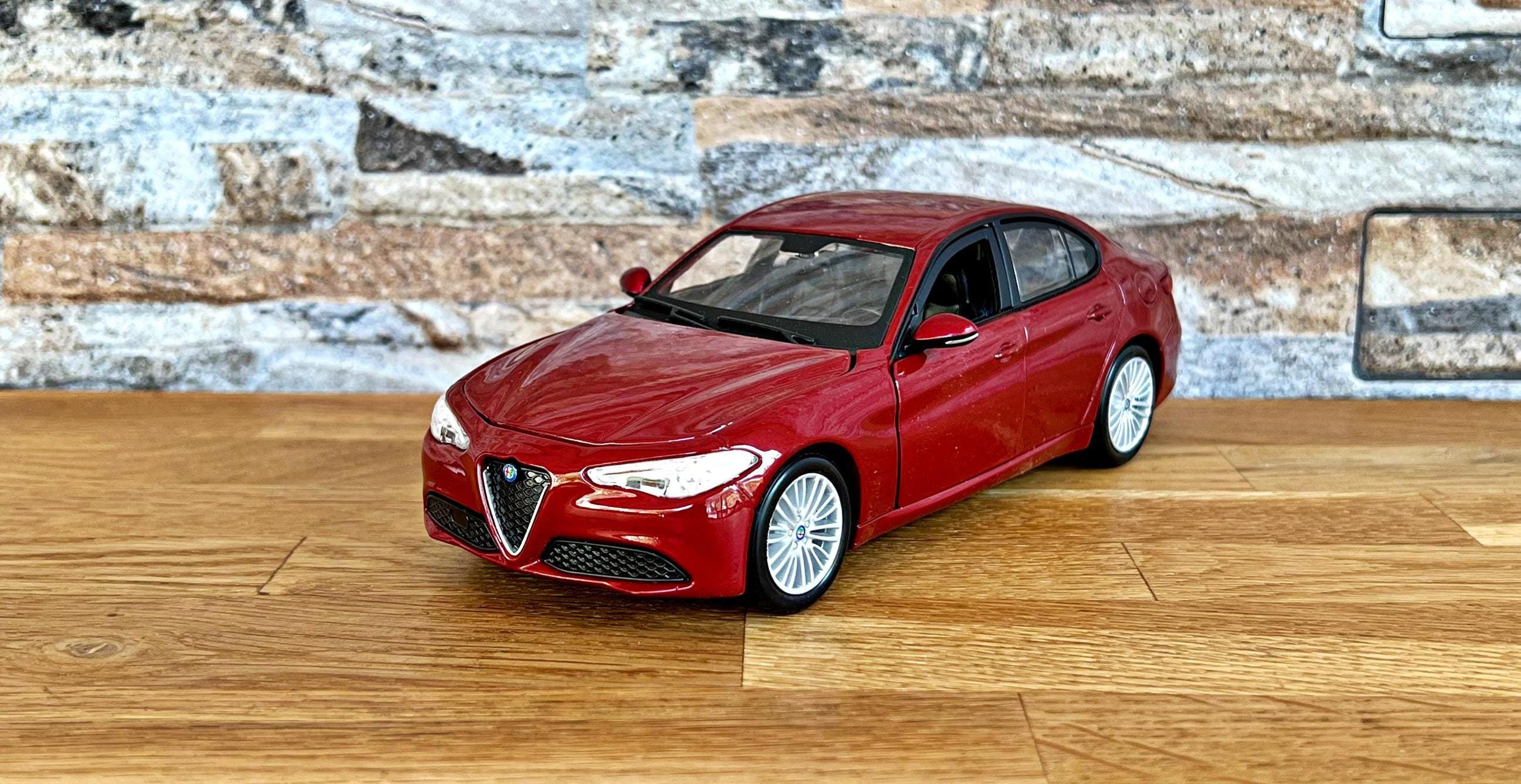 HTLNUZD Bburago Alfa Romeo Giulia Modèle Statique 1:24 – Voiture De Sport Moulée Sous Pression, Portes Et Capot Ouvrants, Collection Adulte