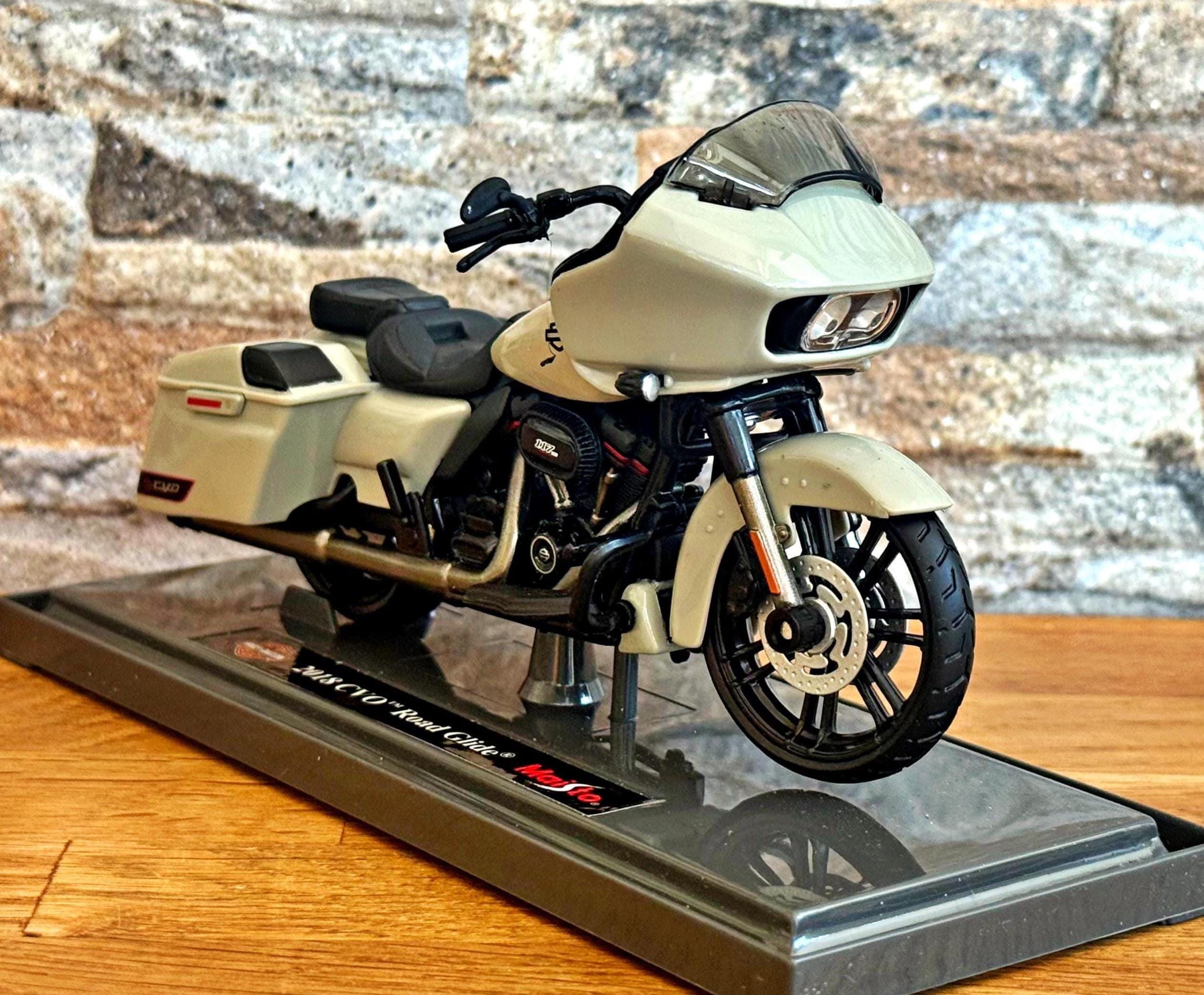 Harley Davidson 2018 CVO Road Glide, 1/18 Scale Diecast Model