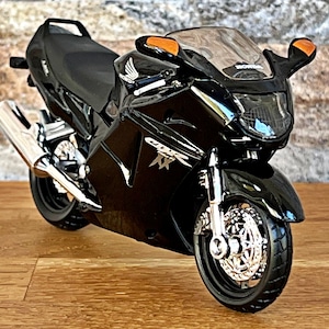 Honda CBR1100XX, Scale 1/18 Diecast Model Motorcycle, 1/18 Die