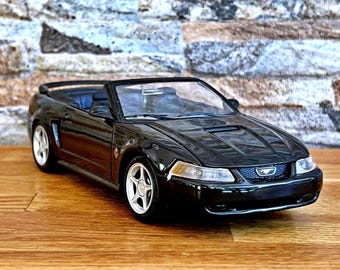 Modèle Réduit Maisto 1:24 - Ford Mustang Coupe Custom 1967 Gris Mat & Noir - Neuf