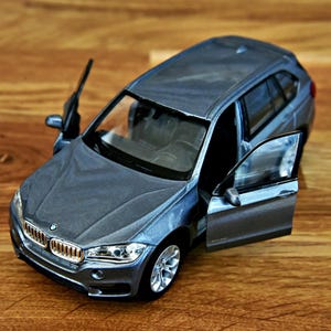 Mini GT BMW 750li Xdrive Black Sapphire - MGT00436 1:64