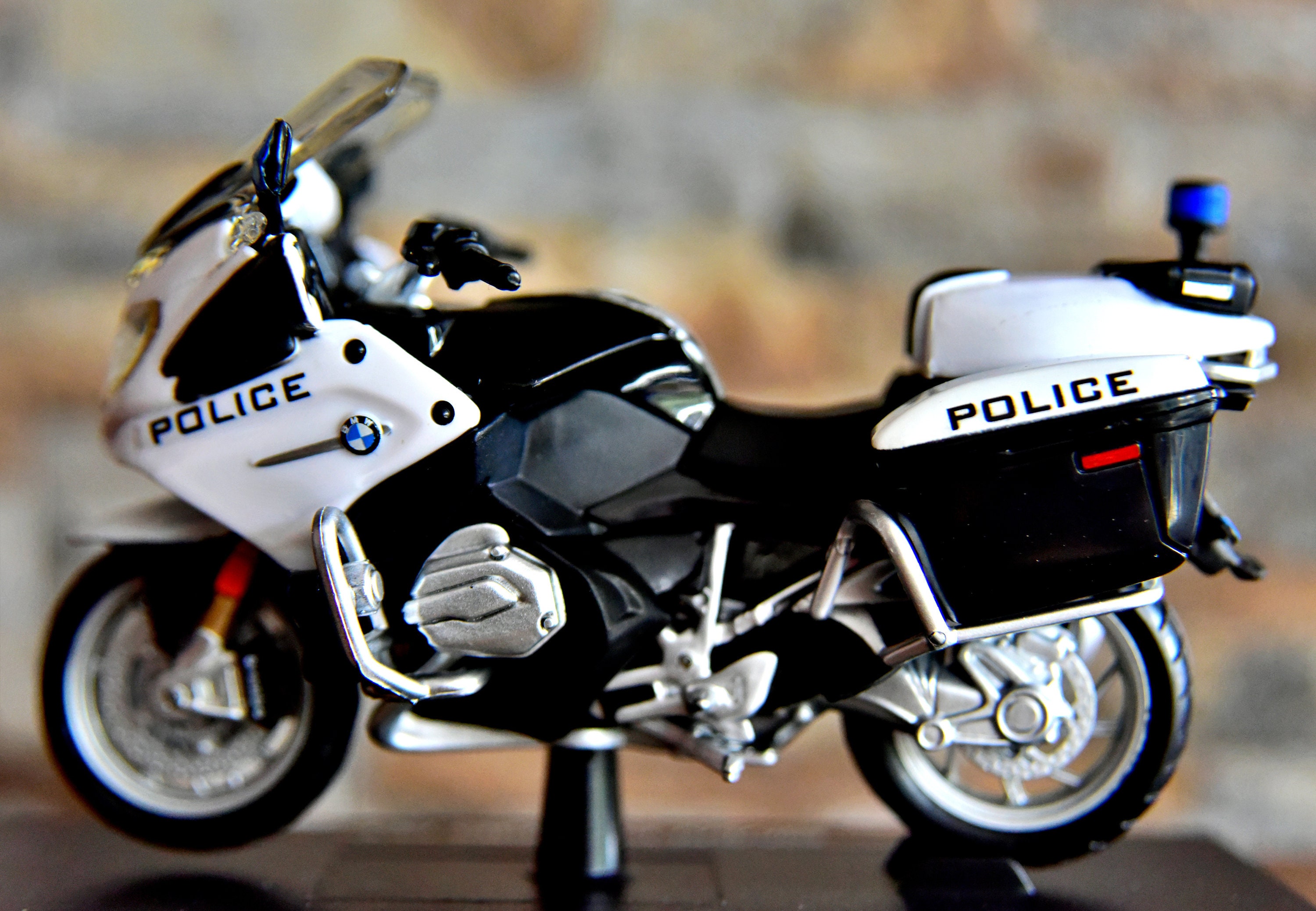 Moto miniature 1/18e BMW R 1200 RT Police Allemande Maisto en 2023
