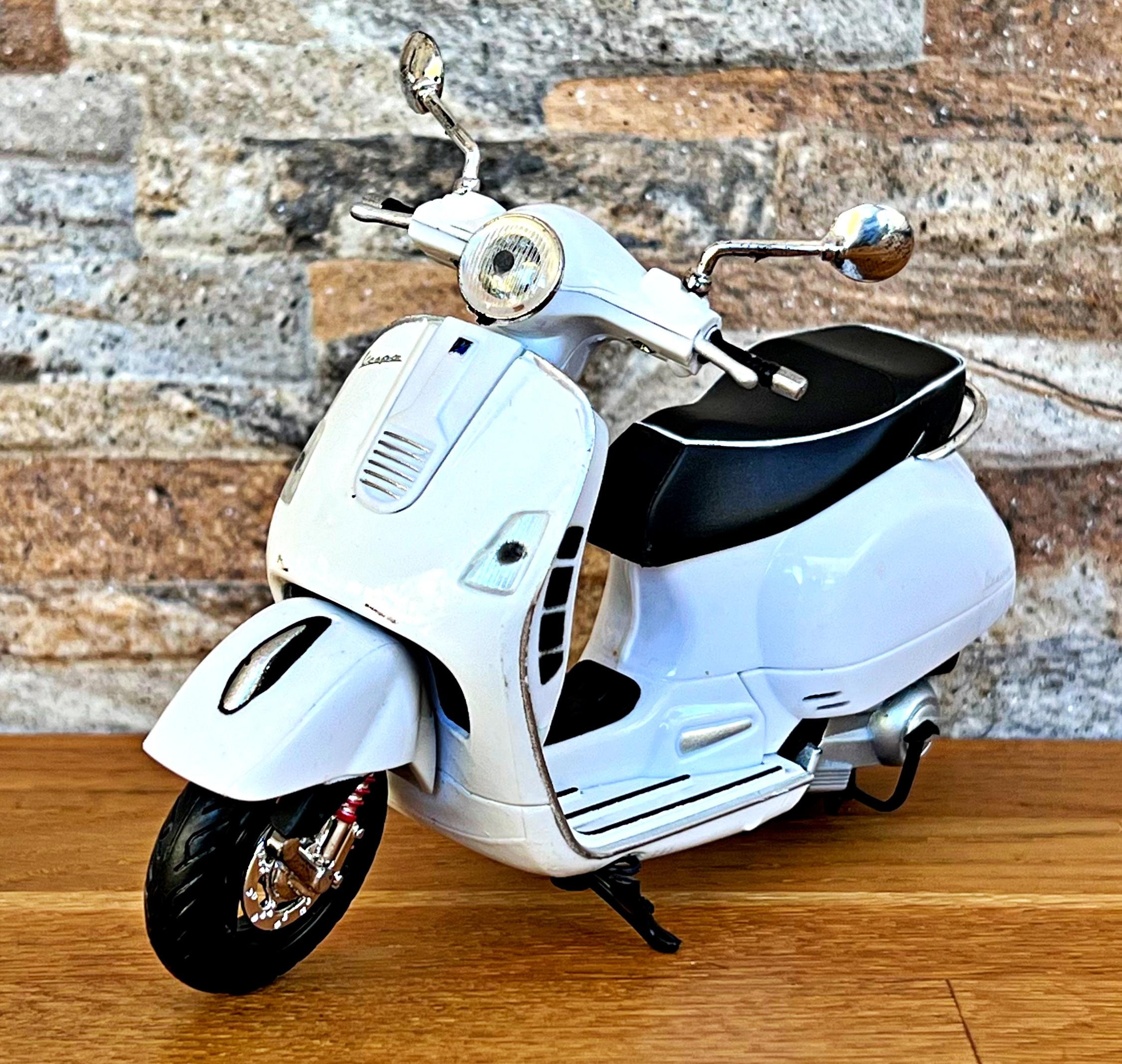 Vespa GTS 300 Super, scale 1/12 Model motorcycle, diecast motorcycle, 1/12 die cast, Diecast model motorcycle, Vespa