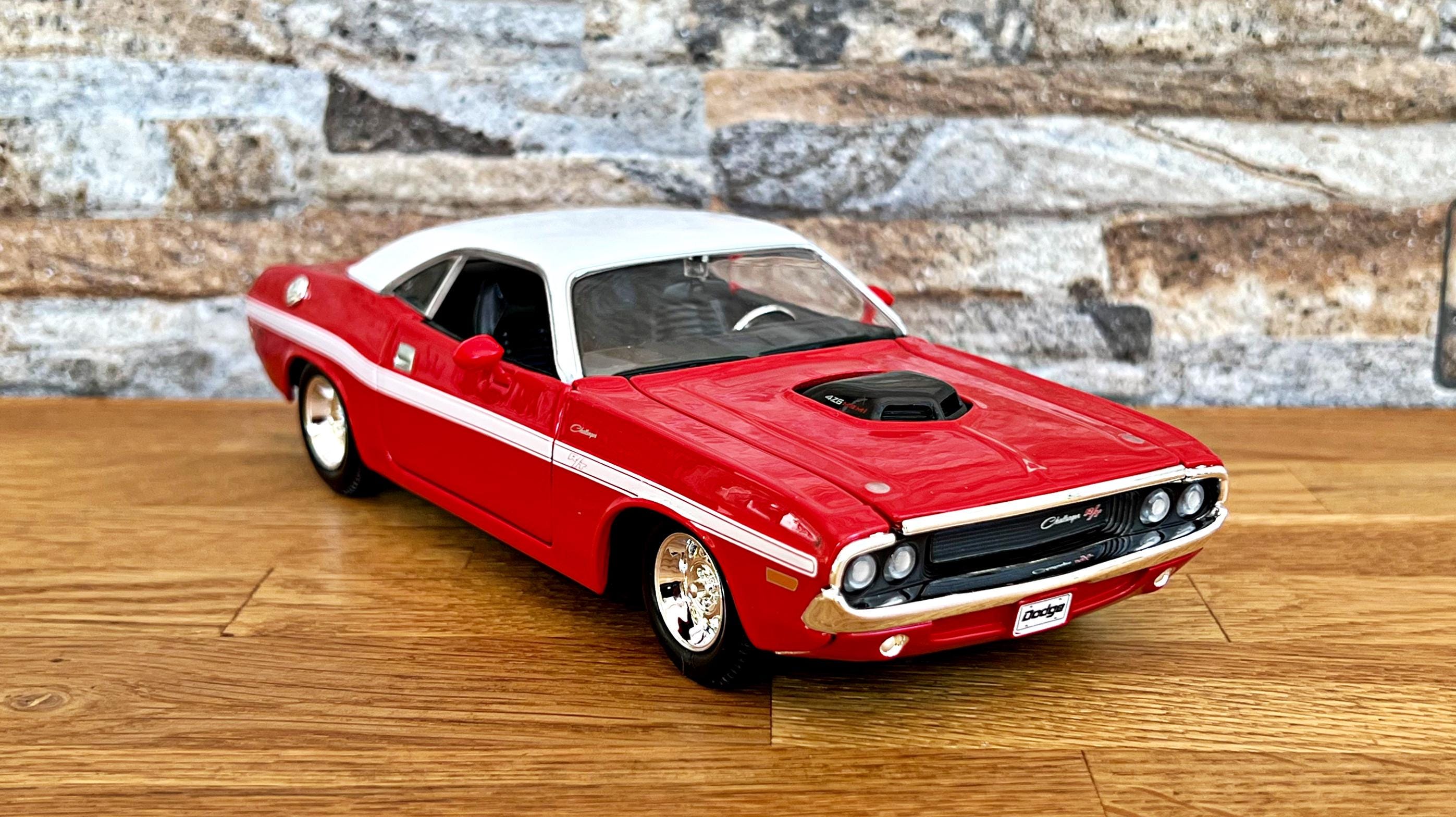 Dodge Challenger RT Coupe 1970 | 1:24 Diecast Car | 1/24 Scale