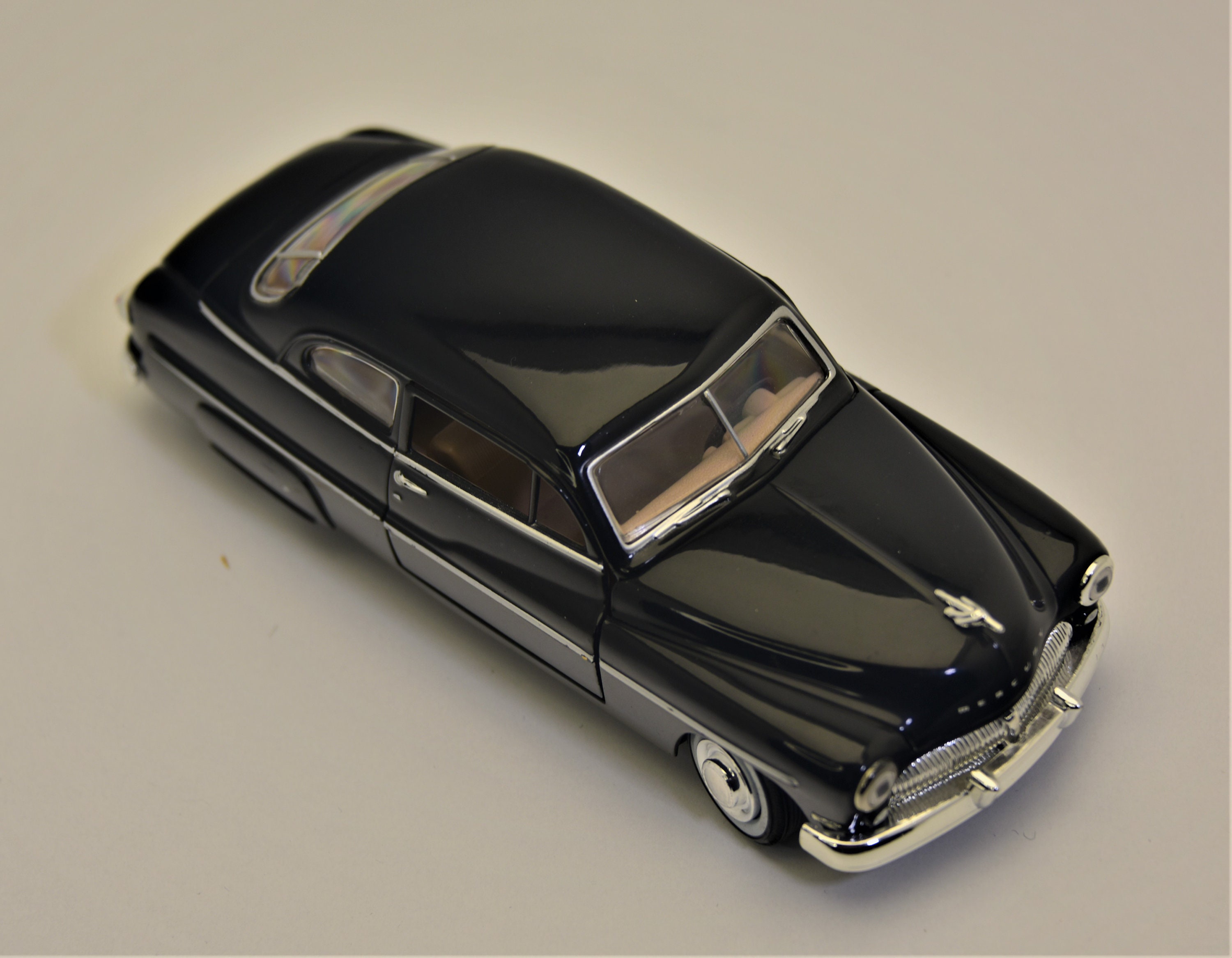 MOTORMAX Modellauto Ford Mercury 1949 Coupe Schwarz - 1:24 Oldtimer Mit öffnenden Türen