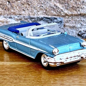 Pontiac Bonneville 1957 | Diecast car | Model car | 1/43 scale model car | Die cast model | Collection item | Die cast car | Pontiac | 50s