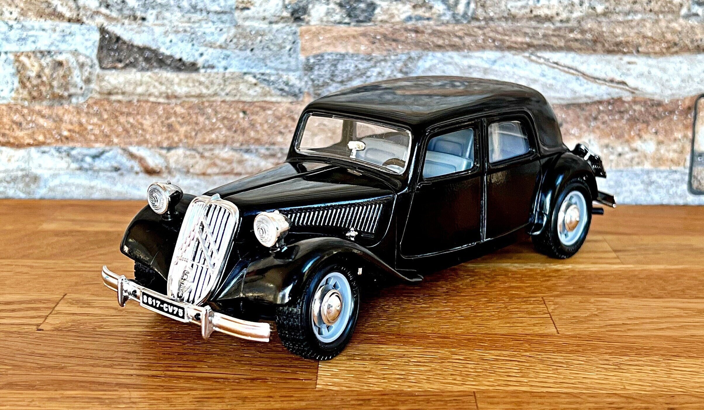 Bburago Citroën 15cv TA (1938) 1:24(黒) 1938 CITROEN 15 CV TA Black 1/24 Diecast Car Model by
