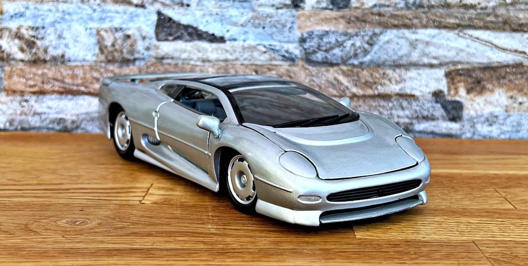 Jaguar XJ220 1992 | Vintage Model Car | Scale 1/24 Diecast Car | 1