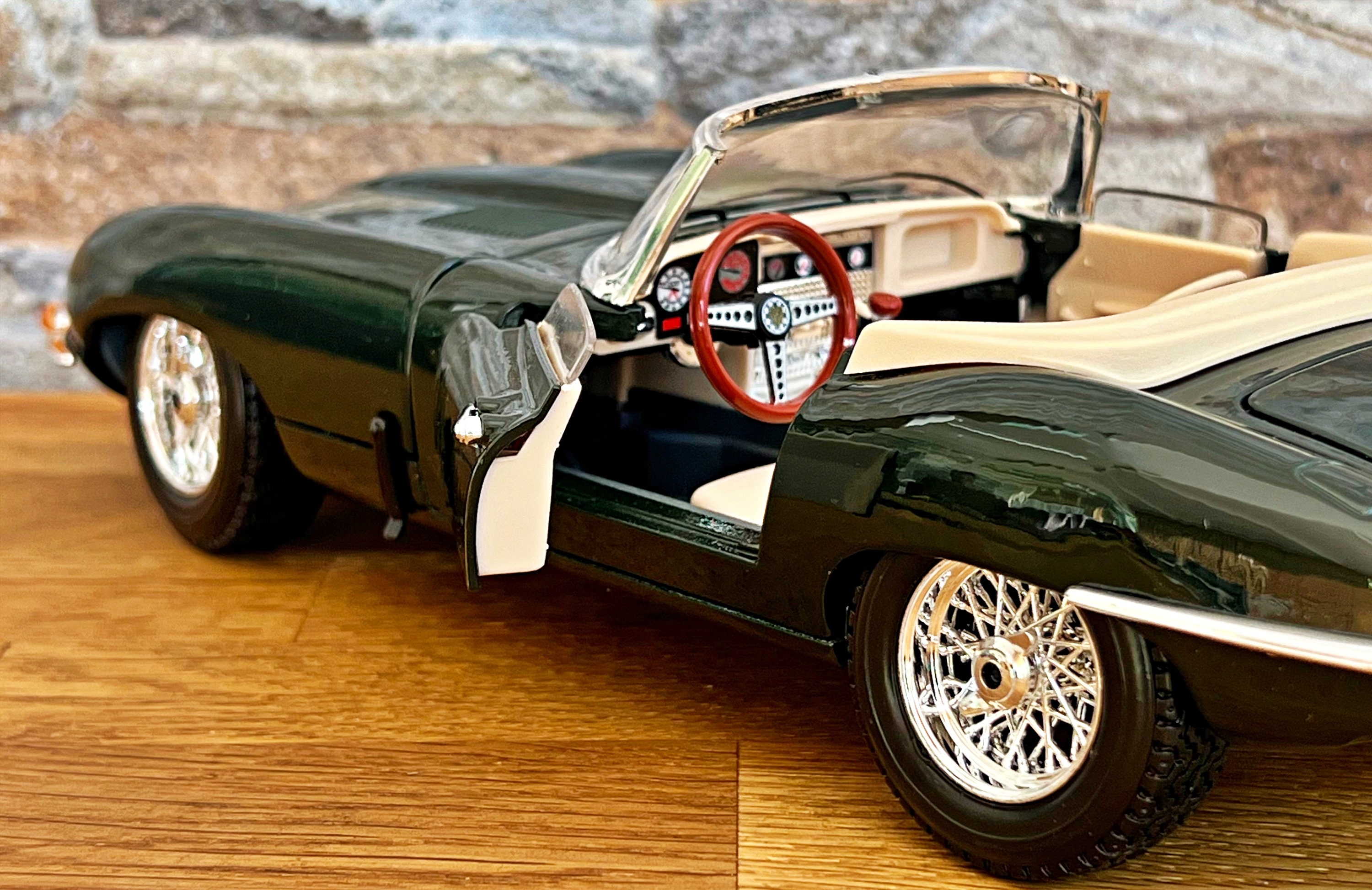 ミニカー 1/18 JAGUAR E-Type Amazon.com: Xiangtat 1/18 Jaguar E-Type Cabriolet Coupe JDU 877