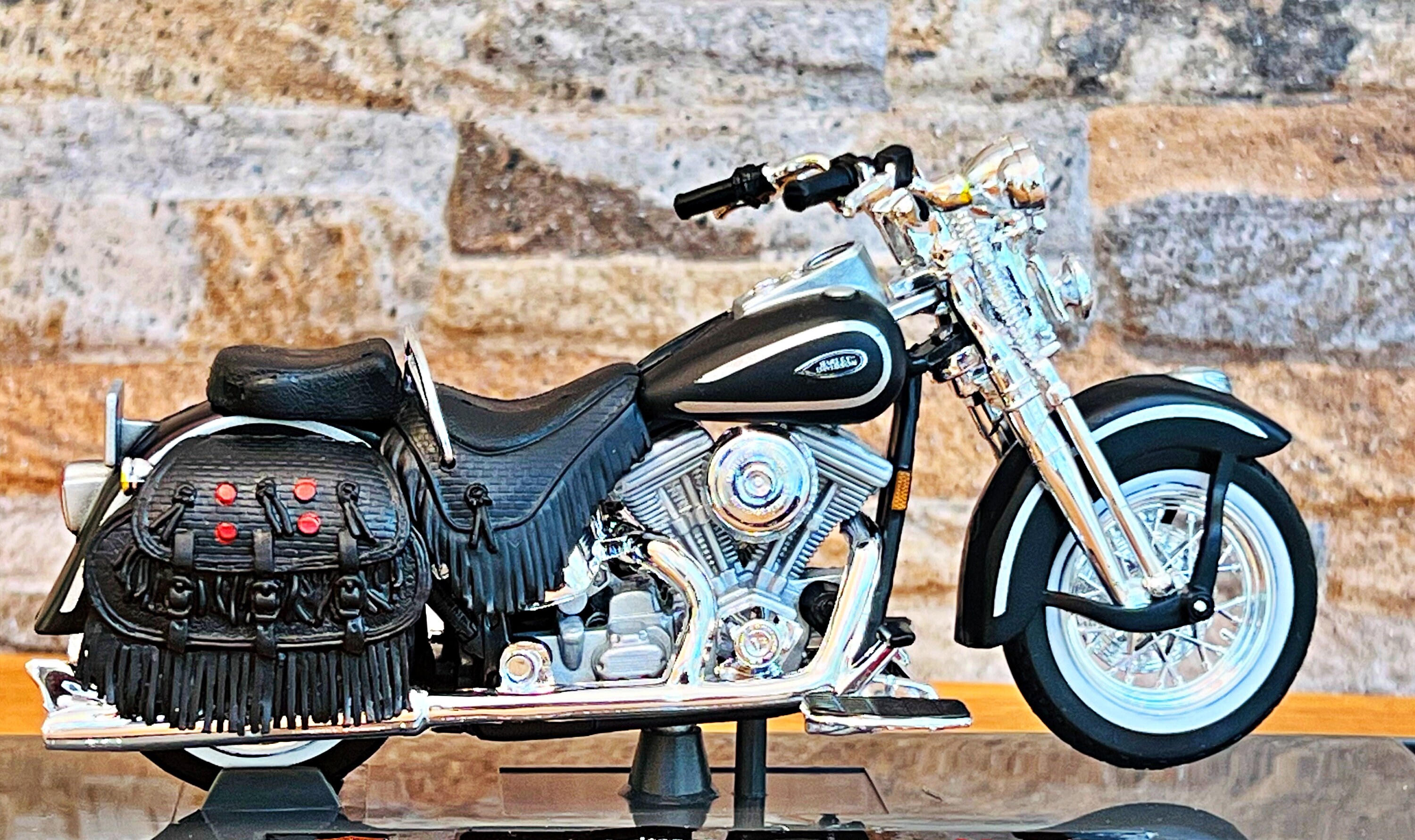 Harley Davidson 1999 FLSTS Heritage Softail Springer, Scale