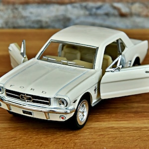 Ford Mustang 1/2 1964 / Modello di auto d'epoca / Auto pressofusa 1/36 / Modello di auto in scala 1/36 / Auto pressofusa / Oggetto da collezione / Modello pressofuso / Ford