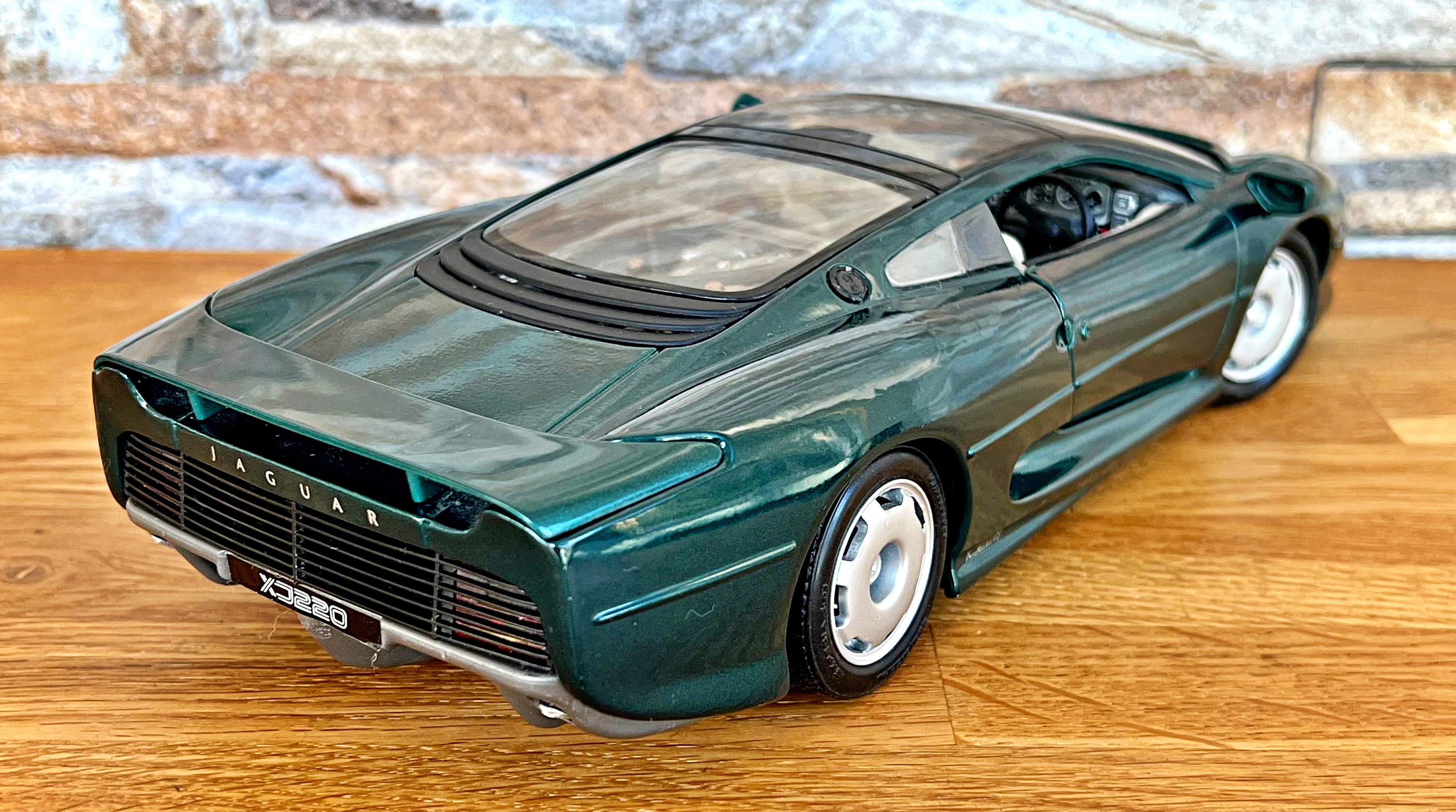 Jaguar XJ220 1992 | Vintage Model Car | 1/18 Scale Model Car | 1