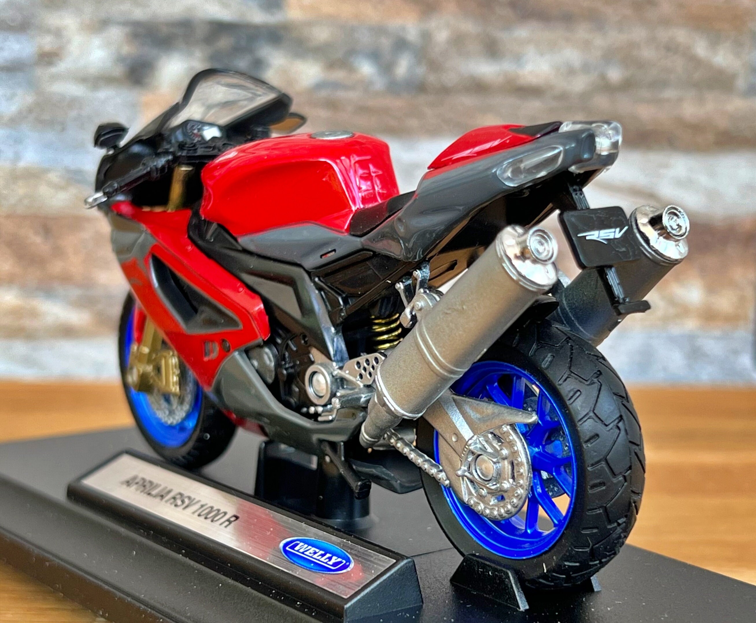 Aprilia RSV GT 1000 R ミニチュアバイク完成品 1:18 Aprilia RSV 1000 R, Scale 1/18 Diecast Model Motorcycle, 1:18 Die
