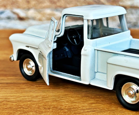 ミニカー 1955 CHEVY STEPSIDE SS 5602 1/36 CHEVROL 1955 Chevy Stepside - 1/36 Scale Sunnyside Diecast Model