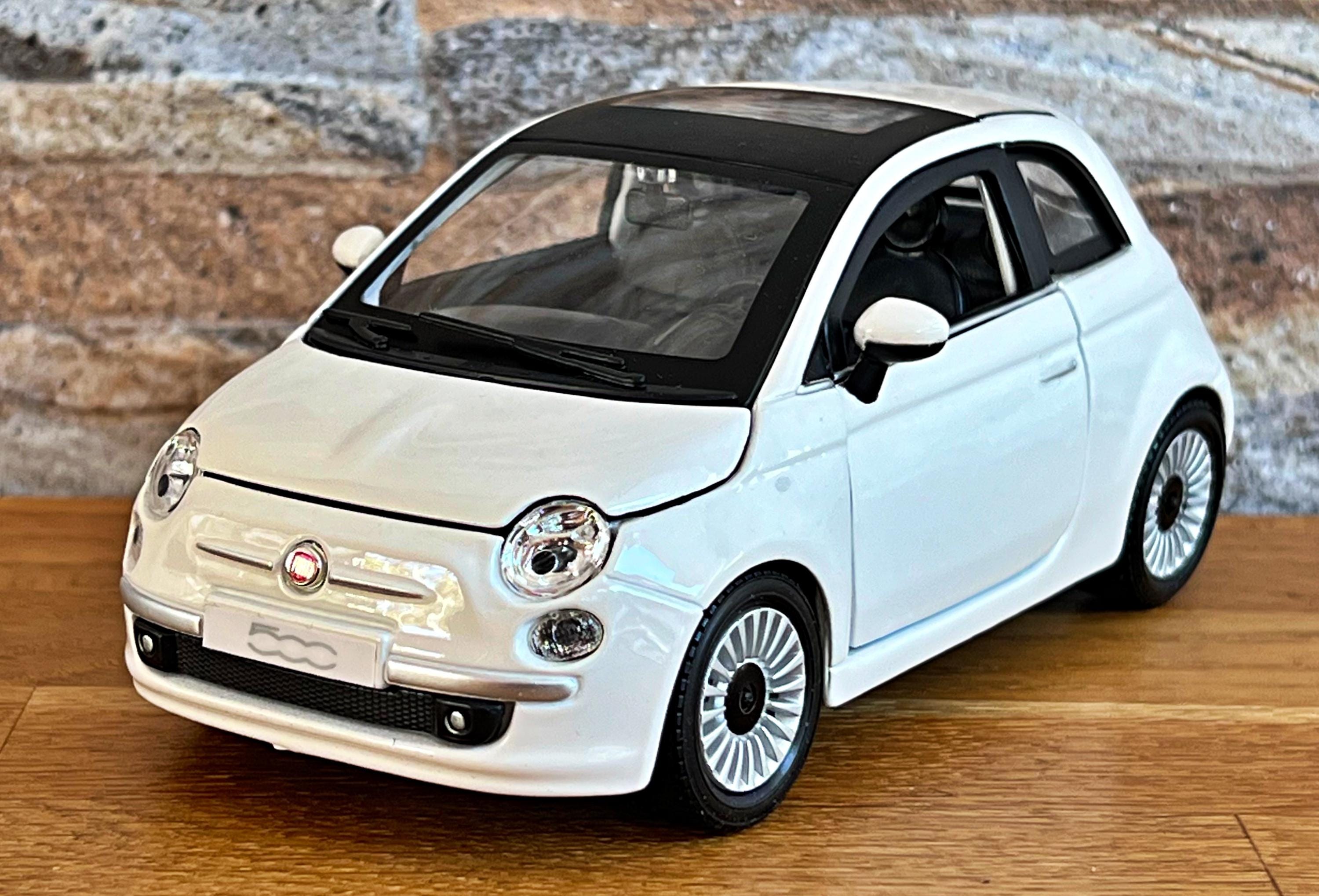 FIAT 500 ミニカーとFIAT 500置時計セット オフホワイト　レトロ FIAT 500 ミニカーとFIAT 500置時計セット オフホワイト レトロ FIAT