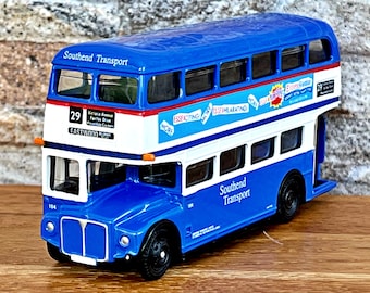 Puede incluir: Modelo de autobús de dos pisos azul y blanco con la inscripción "Southend Transport". El autobús tiene ruedas negras y el número "29". El autobús también tiene las palabras "Essexhilarating" y "More".