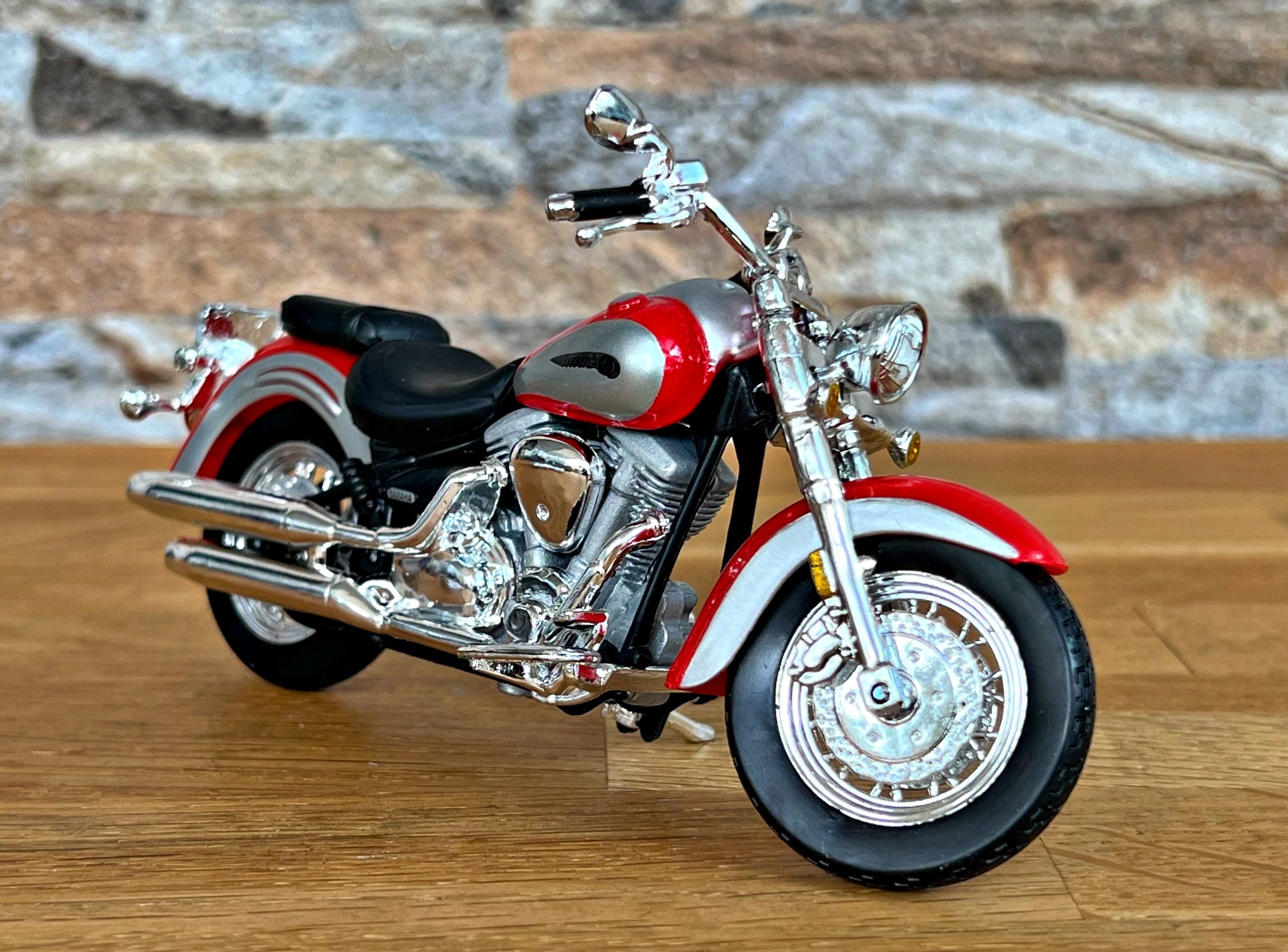 Yamaha Road Star , Scale 1/18 Diecast Model Motorcycle, 1:18 Die
