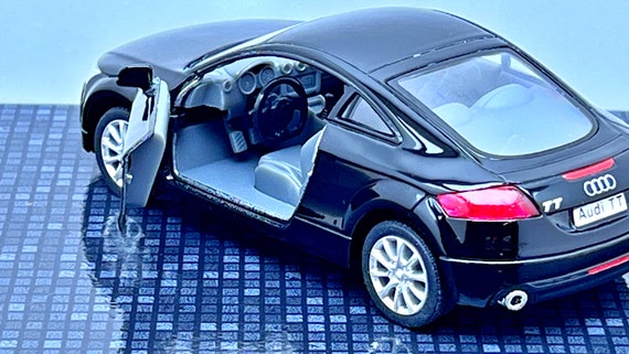 Audi TT Coupé ミニカー ブラック Audi TT Coupe Black 1/24 Diecast Model Car by Motormax : Target