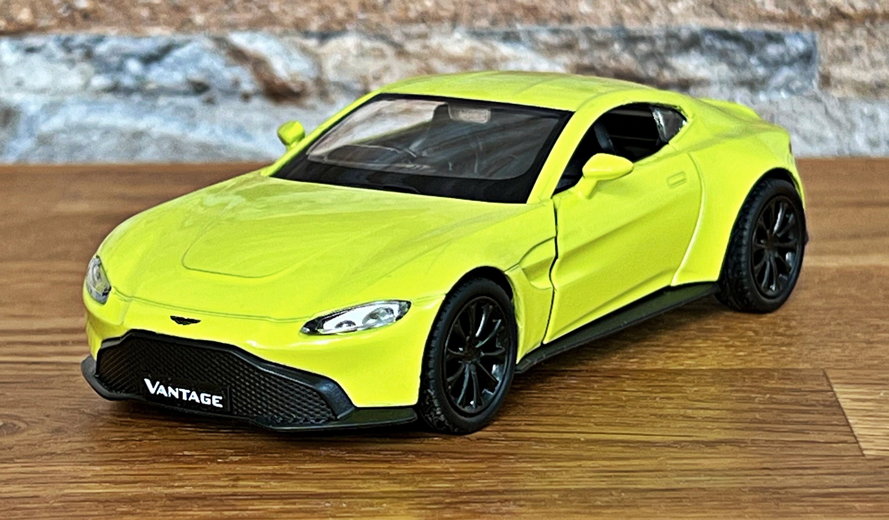 Aston Martin Vantage 2018 | 1/34 Scale Model Car | 1/34 Diecast