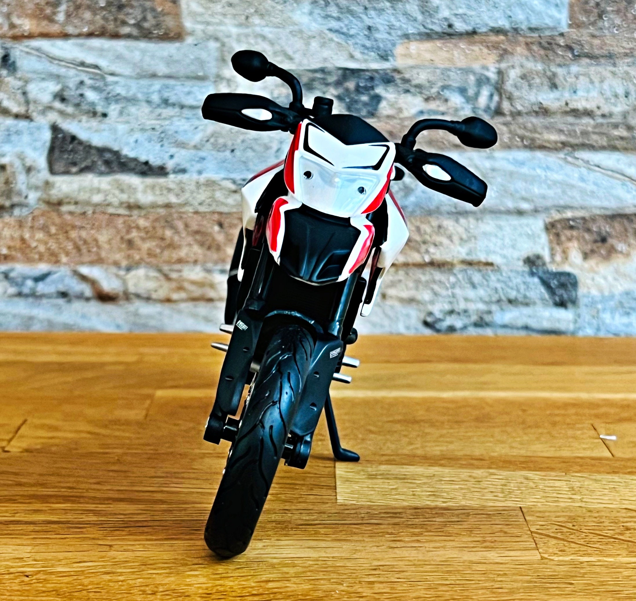 Ducati Hypermotard SP 1/12 ダイキャストモデル Amazon.com: Ducati Hypermotard SP Motorcycle Model 1:12