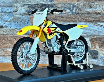 Suzuki RM-Z 250 | scale 1/18 Model motorcycle | diecast motorcycle | 1/18 die cast model motorcycle | Suzuki Motorcycle Special Edition