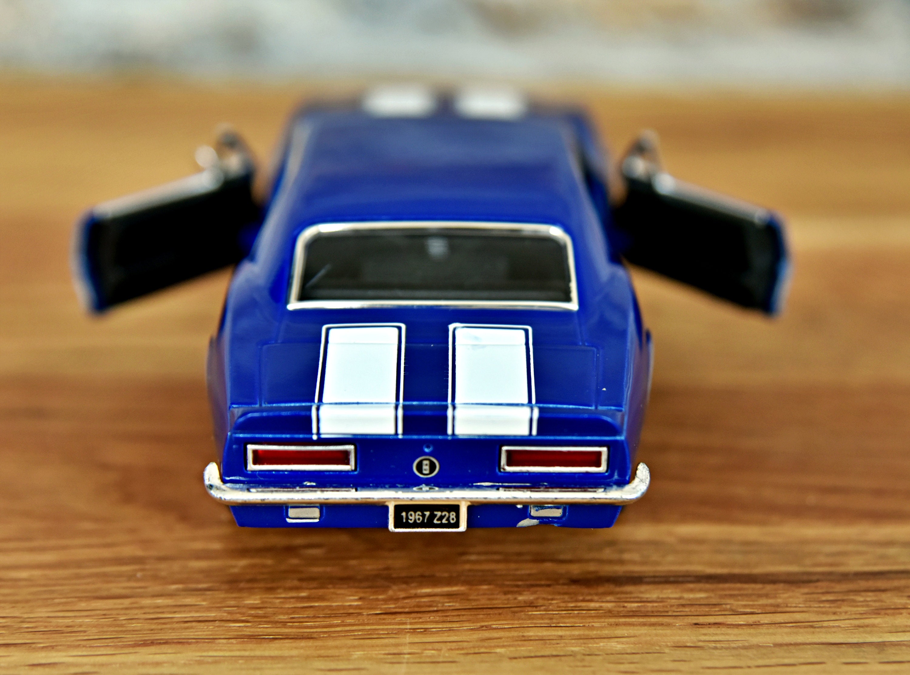 Modellino Ford Mustang Shelby GT500 Del 1967 In Pressofuso Jada 1:24 - Grigio Metallizzato Con Strisce Nere
