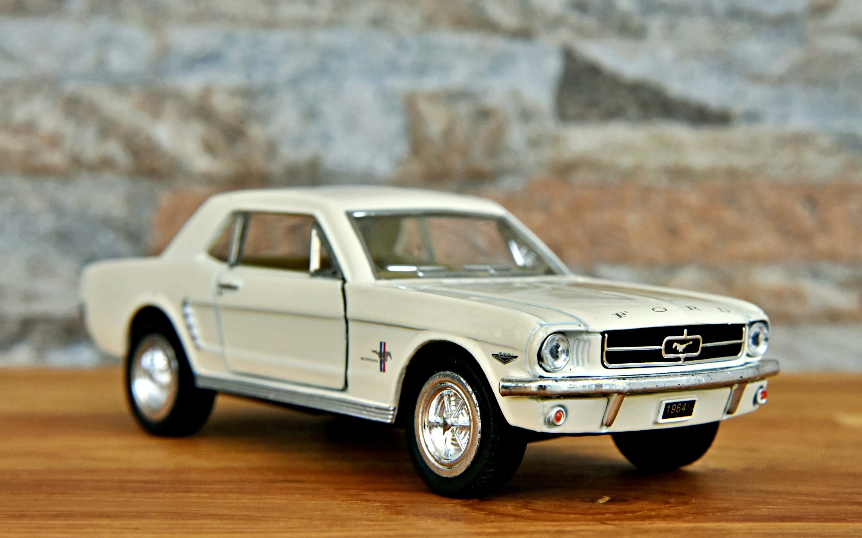 Maquette voiture : 1965 Ford Mustang 2+2 Fastback REVELL Pas Cher