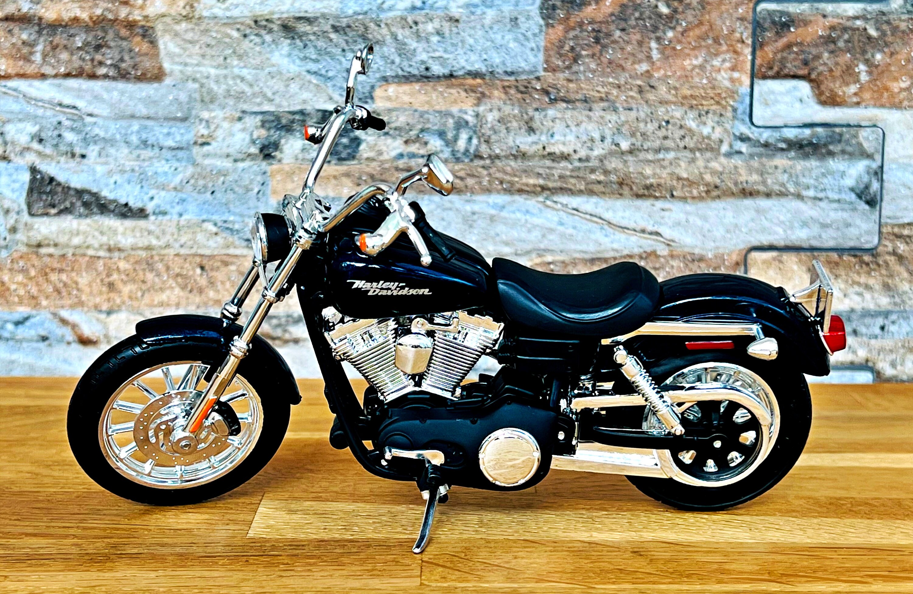 Harley Davidson 2006 FXDBI Dyna Street Bob , Scale 1/12 Diecast