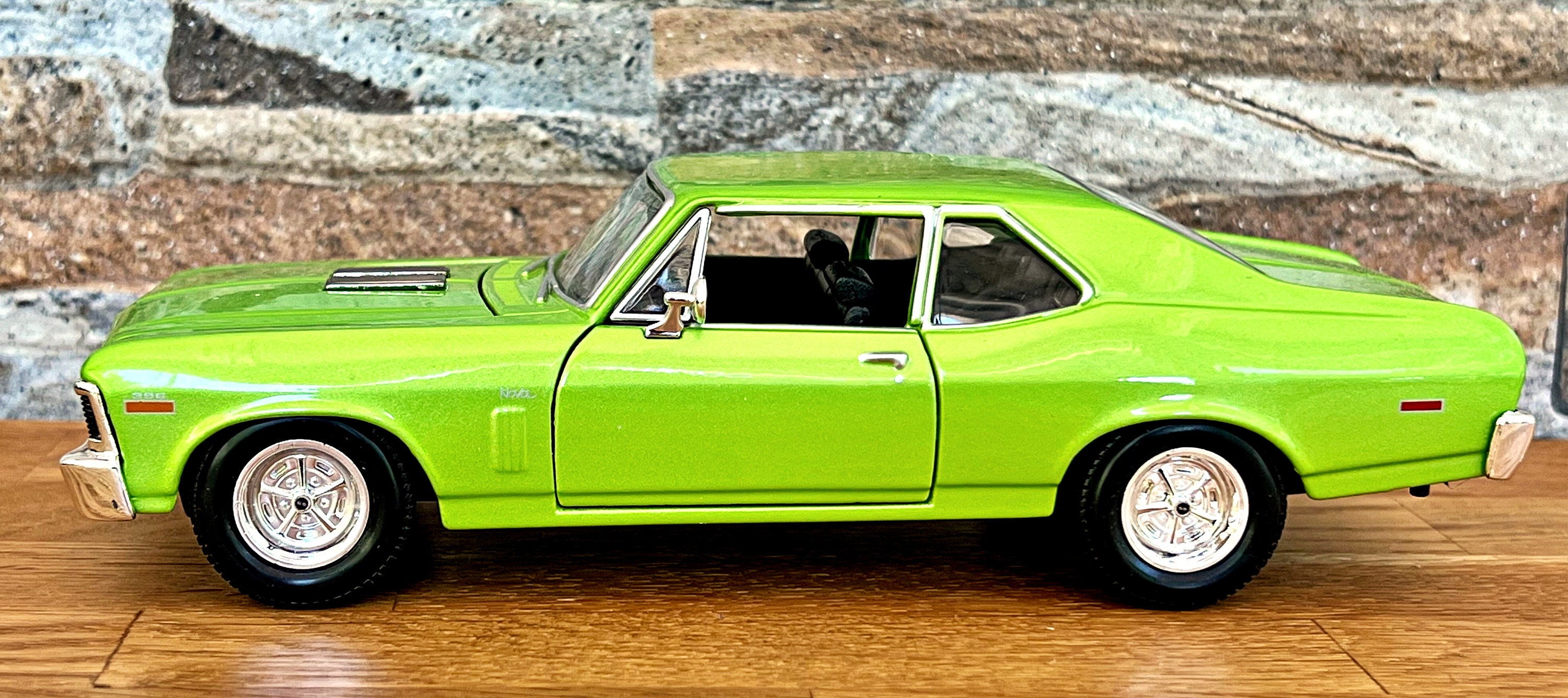 Figurine 1 18 Modèle Réduit Chevrolet Nova SS 396 1970 - échelle 1:18 Auto World - Couleur Black Cherry Autodromo Watch