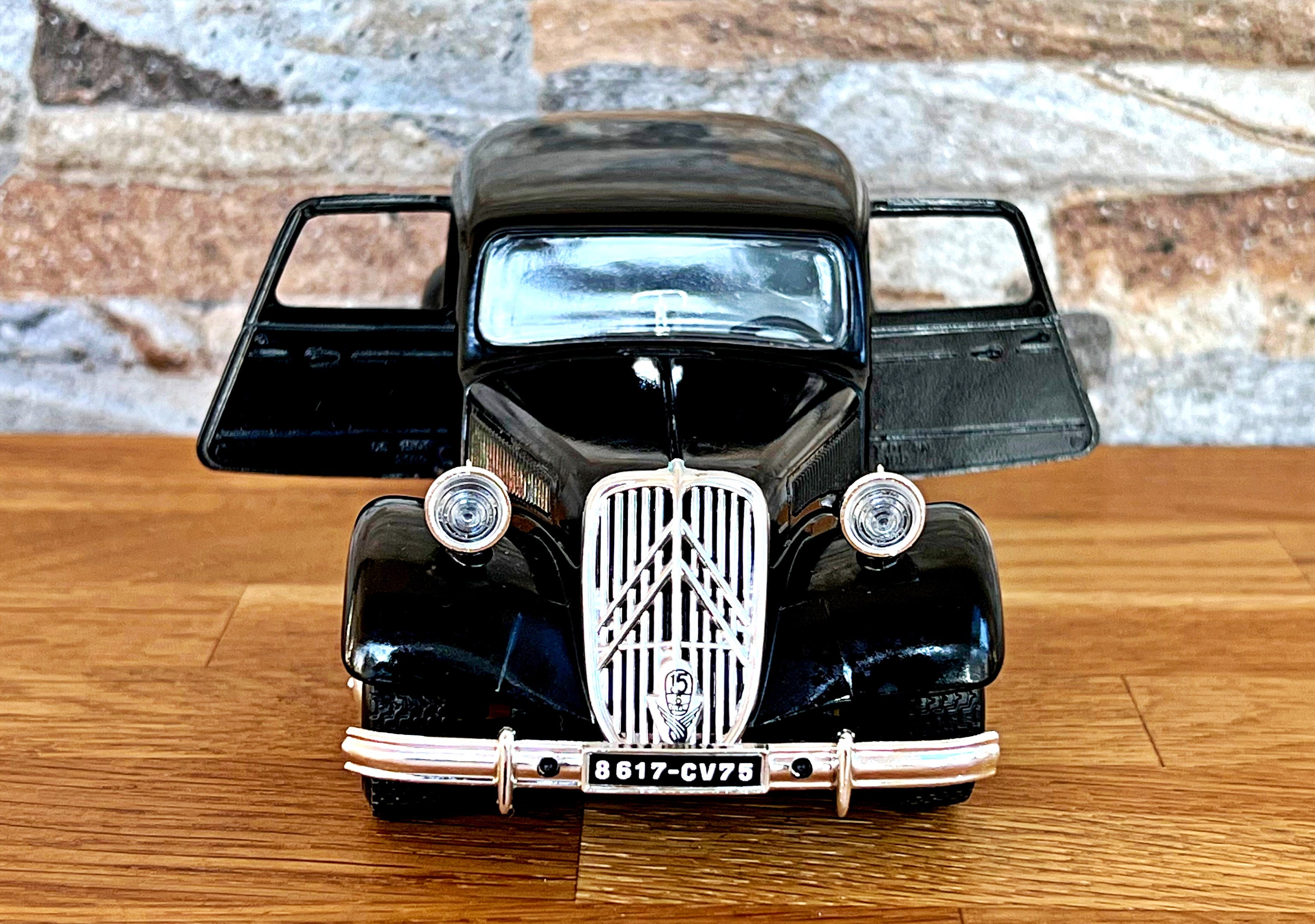 Citroen 15 CV TA 1938 | Vintage Model Car | Scale 1/24 Diecast Car