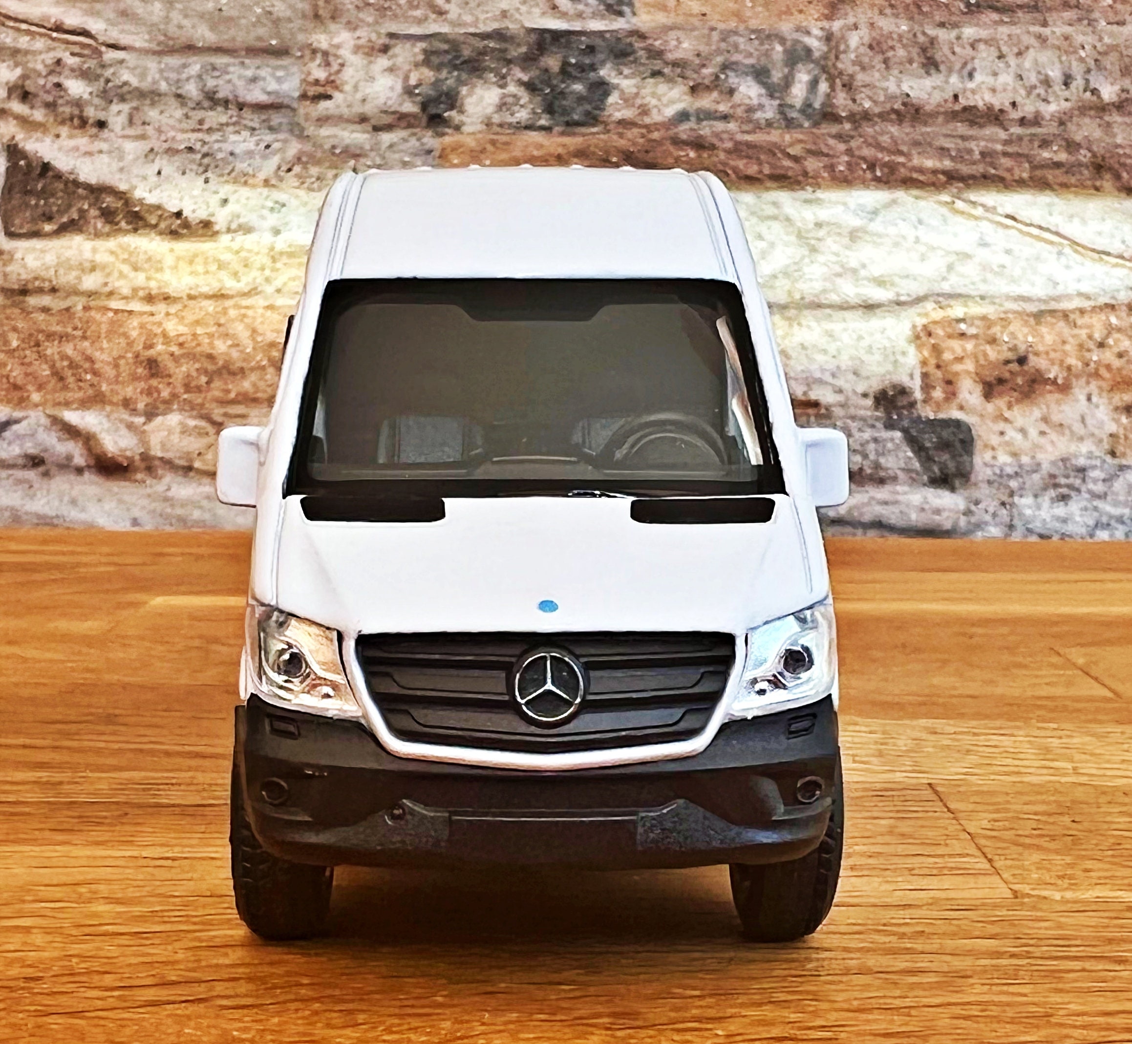 Modèle Réduit MERCEDES-BENZ Sprinter Tiny City Exhibition - Moulé Sous Pression - Édition Exclusive