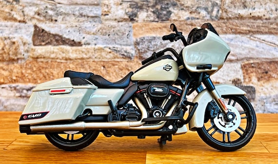 Harley Davidson 2018 CVO Street Glide, Scale 1/18 Model Motorcycle