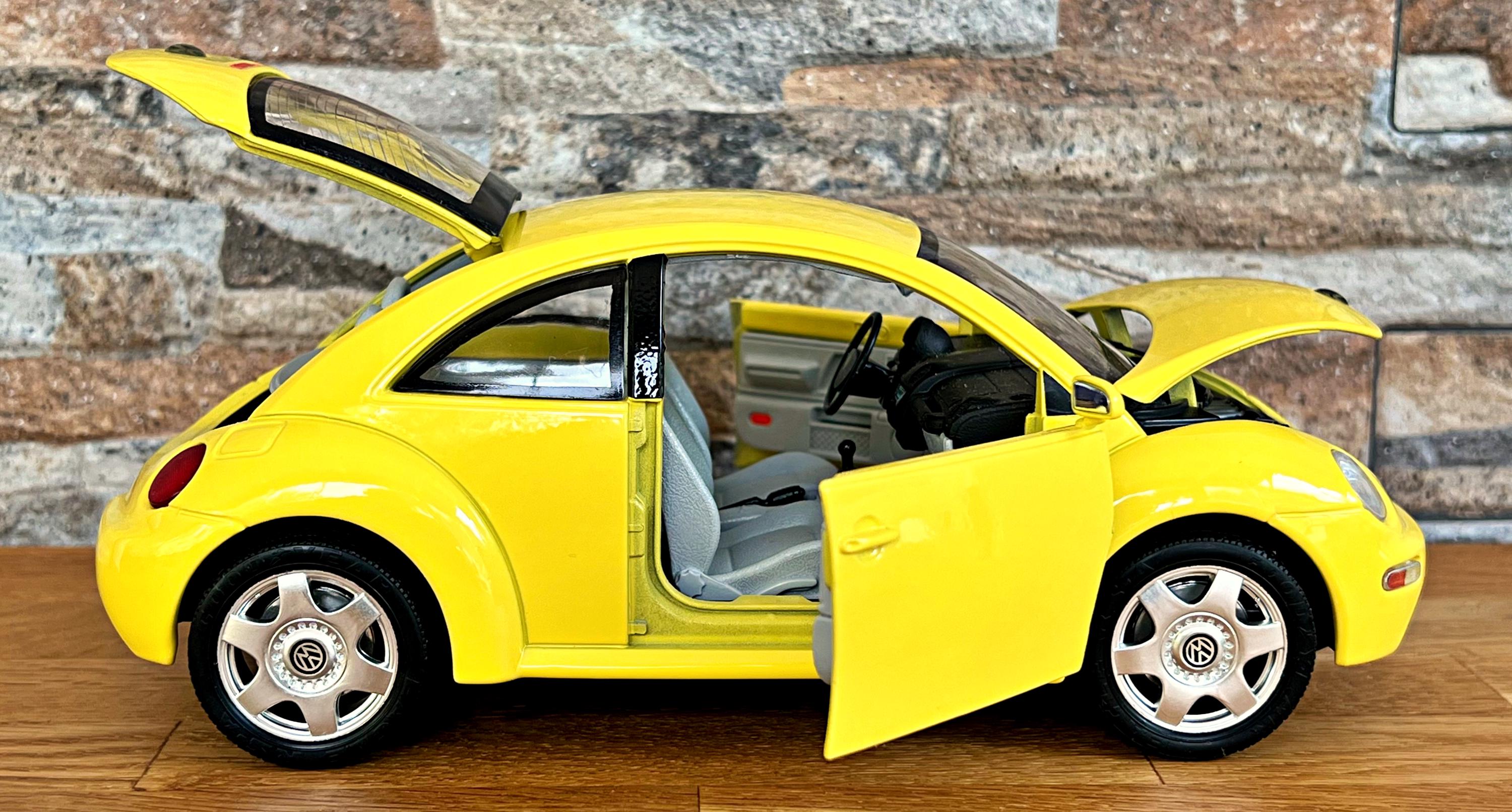 Volkswagen New Beetle 1998 | Vintage Model Car | 1/18 Scale Model