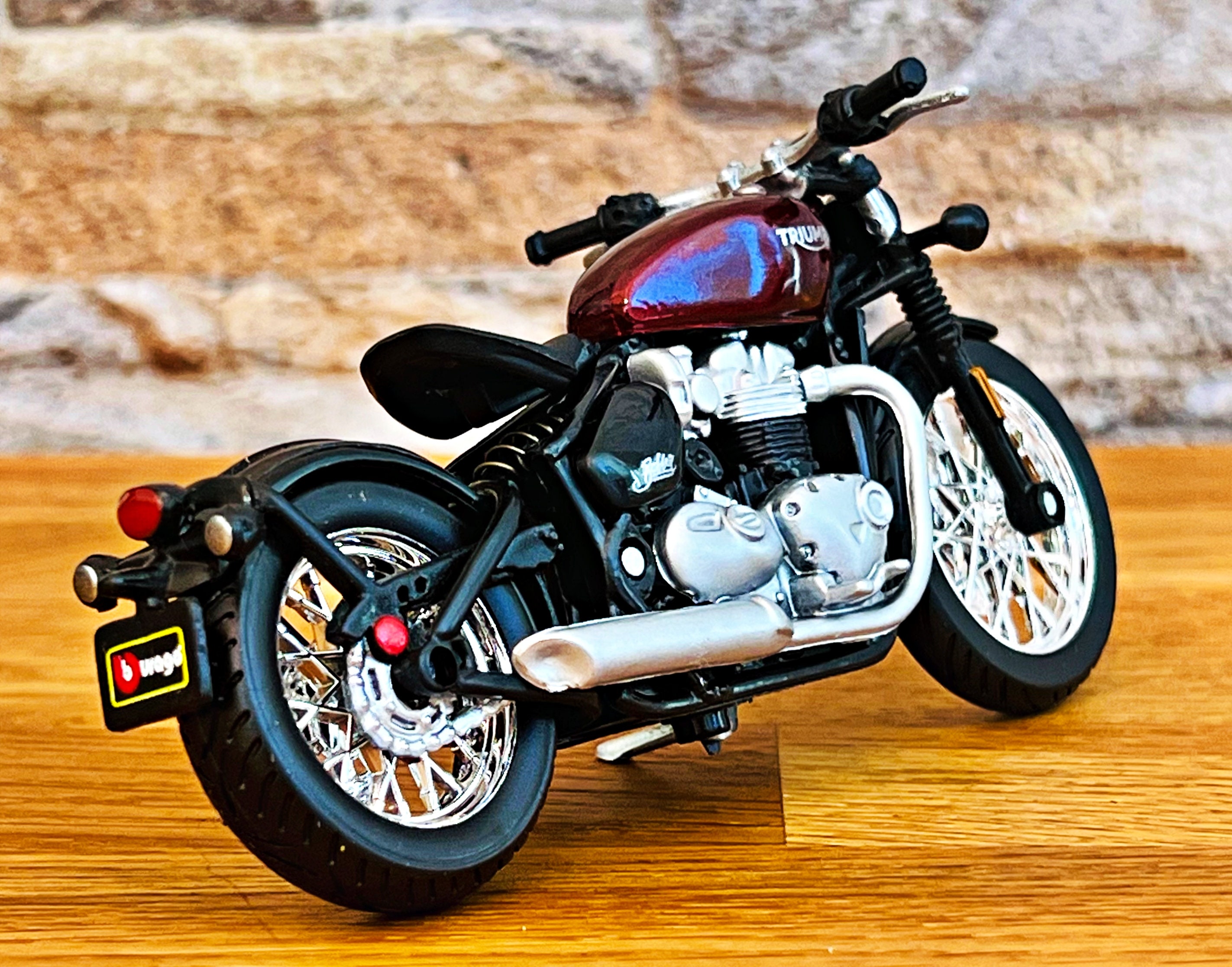 B Burago Miniature Moto 1/18° Triumph Bonneville Bobber