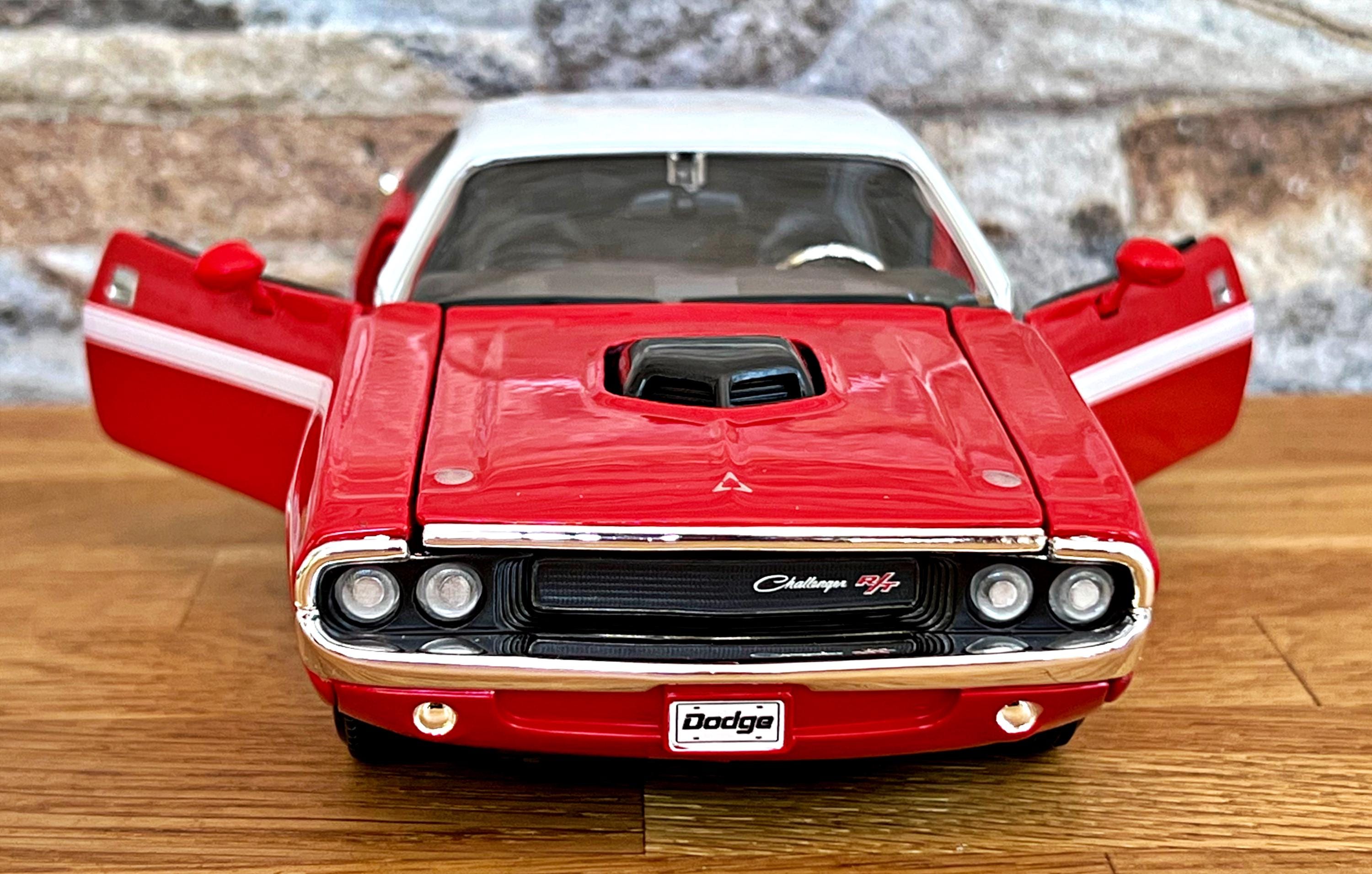 1970 Dodge Challenger R/T 1/24レッド絶版品 1970 Dodge Challenger R/T Coupe Red with White Top and White