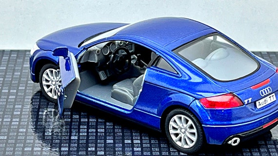 Audi TT Coupé 1/43 スケールモデル Minichamps 1:43 Audi TT Coupe dark blue metallic 13.343.C