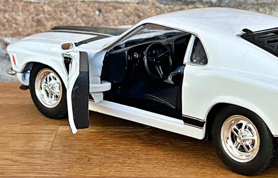 Ford Mustang Boss 302 1970 | Vintage Model Car | 1/24 Diecast Car