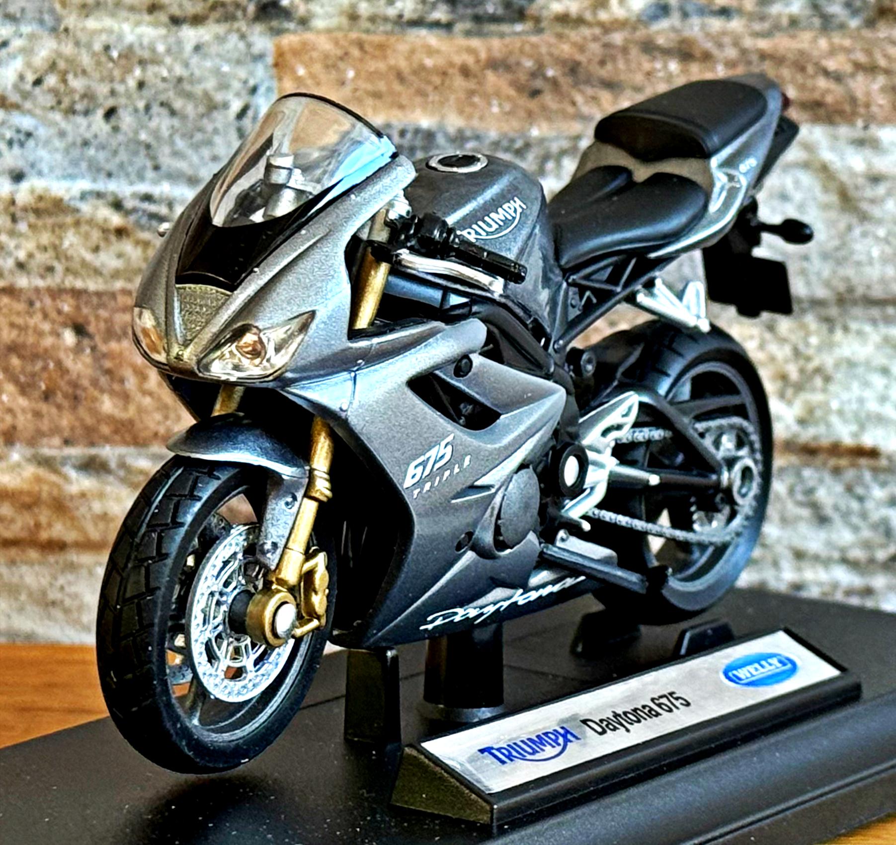 TRIUMPH Daytona 675, Motorcycle Model, Scale 1/18 Diecast TRIUMPH Daytona 675, Motorcycle Model, Scale 1/18 Diecast