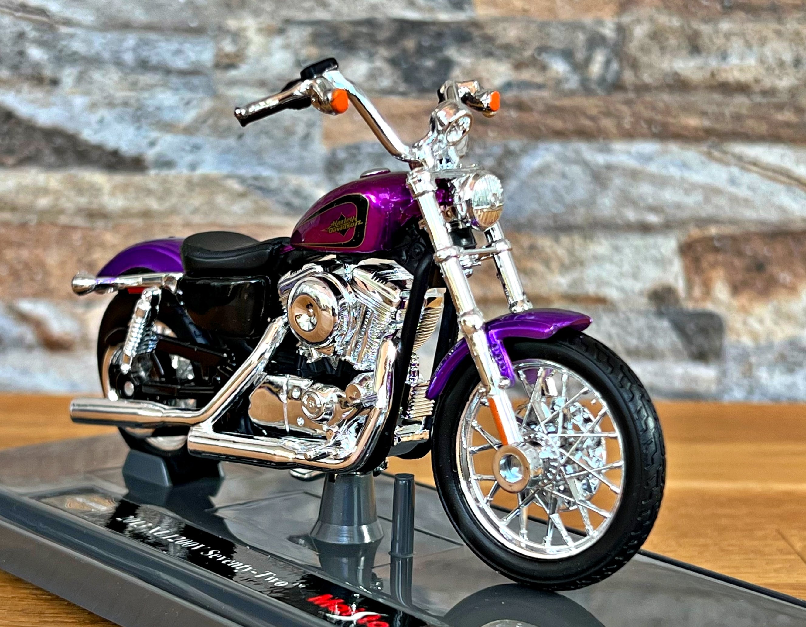 Harley Davidson 2013 XL 1200V Seventy-two, Diecast Motorcycle